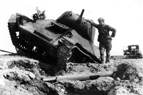 Подбитый легкий танк Т-50