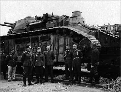 Немцы на фоне французского танка