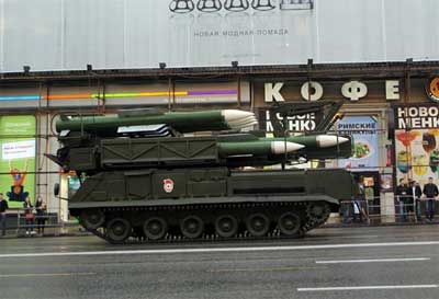 ЗРК 9K37M2 «Бук-М2» (SA-17 Grizzly/SA-N-12) — Одновременный обстрел 32 целей. «Бук» (индекс ГРАУ — 9К37, по классификации МО США и НАТО — SA-11 Gadfly) и его модификации «Бук-М1» (9К37М и 9К37М1) — самоходный зенитно-ракетный комплекс, предназначенный для борьбы с маневрирующими аэродинамическими целями на малых и средних высотах (от 30 м до 14-18 км), в условиях интенсивного радиопротиводействия. Разработка комплекса началась 13 февраля 1972 года. Разработан в НИИ Приборостроения им. В. В. Тихомирова. Производитель комплекса — Машиностроительный завод имени М. И. Калинина, ракет — ОАО «Долгопрудненское научно-производственное предприятие» (все предприятия входят в Концерн ПВО «Алмаз-Антей»). «Бук-М2»