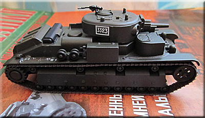 модель танка на журнале