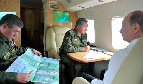 Владимир Путин с Министром обороны Сергеем Шойгу и начальником Генерального штаба Вооружённых Сил Валерием Герасимовым (слева) Учения