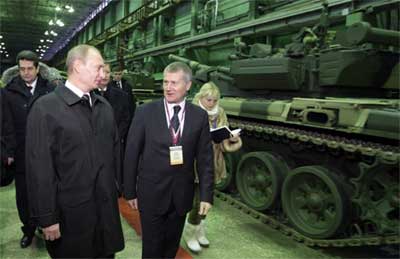 Produktion im weltgrößten Panzerwerk: Premier Wladimir Putin besucht die Fabrik des T-90-Herstellers Uralwagonsawod. Heereschef Alexander Postnikow klagte jüngst, die Produktqualität von Russlands Waffenschmieden liege nicht nur hinter Nato-Standards zurück, sondern werde sogar von China übertroffen. Путин В.В.