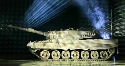 ...ein Kampfpanzer made in Germany: So wie den Leopard II von Krauss-Maffei Wegmann stellen sich Russlands Generäle den modernen Panzer vor. Ein 1500-PS-Zwölfzylinder-Diesel beschleunigt das 62-Tonnen-Trumm auf gut 70 km/h. Dieses Exemplar ging übrigens an die chilenische Armee. Танк "Леопард II"