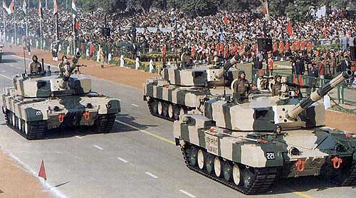 28 июля 2005 года министр обороны Пранаб Мукэрджи (Pranab Mukherjee) сообщил парламенту, что «танк Arjun по своим характеристикам превосходит российский танк Т-90»