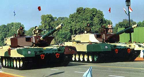 Основным сторонником танка был министр обороны А.К. Энтони (AK Antony), который заявил, что 58-тонный «Арджун» зарекомендует себя отлично