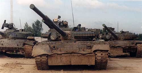 Танк Т-80 снабжен оборудованием для самоокапывания, самовытаскивания, а также приспособлением для крепления противоминного трала