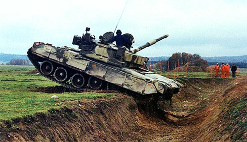 Т-80 вооружен 125-мм гладкоствольной, стабилизированной в двух плоскостях пушкой Д-81 или 2А46М-1 (на Т-80У и Т-80Б) со спаренным 7.62-мм пулеметом ПКТ