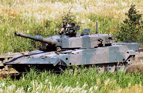 Производится компанией Мицубиси и был разработан как замена всех танков Тип 61 и некоторых Тип 74