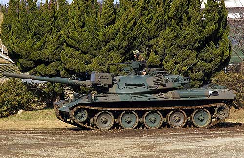 В боекомплект танка «74» входят бронебойные подкалиберные и бронебойно-фугасные снаряды
