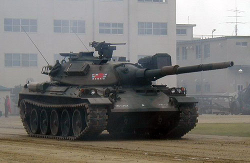 Основной танк «74» имеет классическую компоновку с кормовым расположением двигателя и трансмиссии
