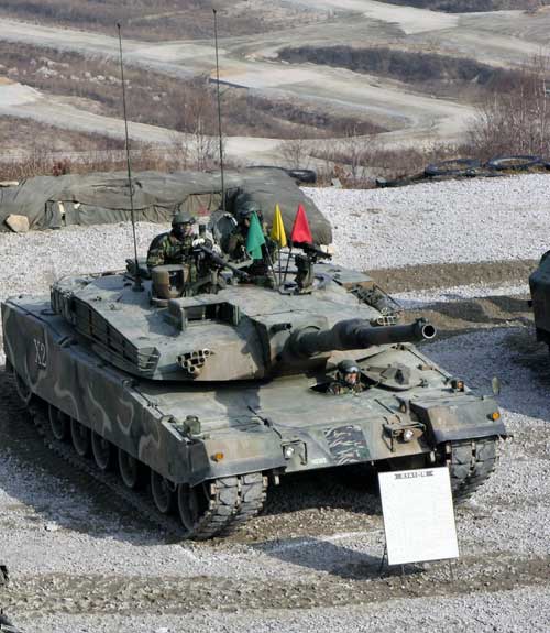 Система управления оружием танка К1А1 позволяет поражать низколетящие самолеты и вертолеты с помощью 120-мм пушки